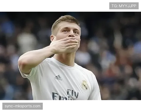 莫德里奇昨晚又穿着运动鞋逛街，跟赛场上那个冷面中场一模一样吗？！