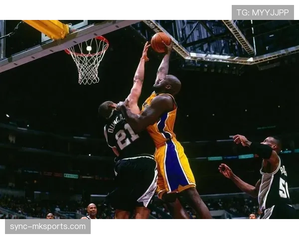 邓肯内线高效背身单打拉开球队攻防节奏提升稳定性